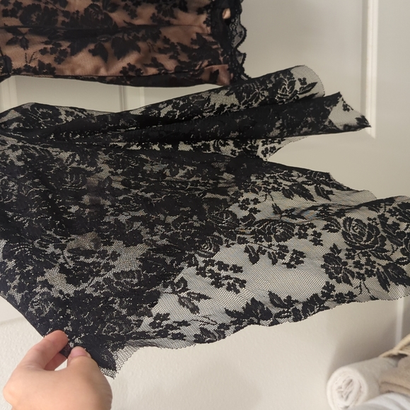 Focal Point Lace Kimono Sleeve Romper (S) - Picture 5 of 7
